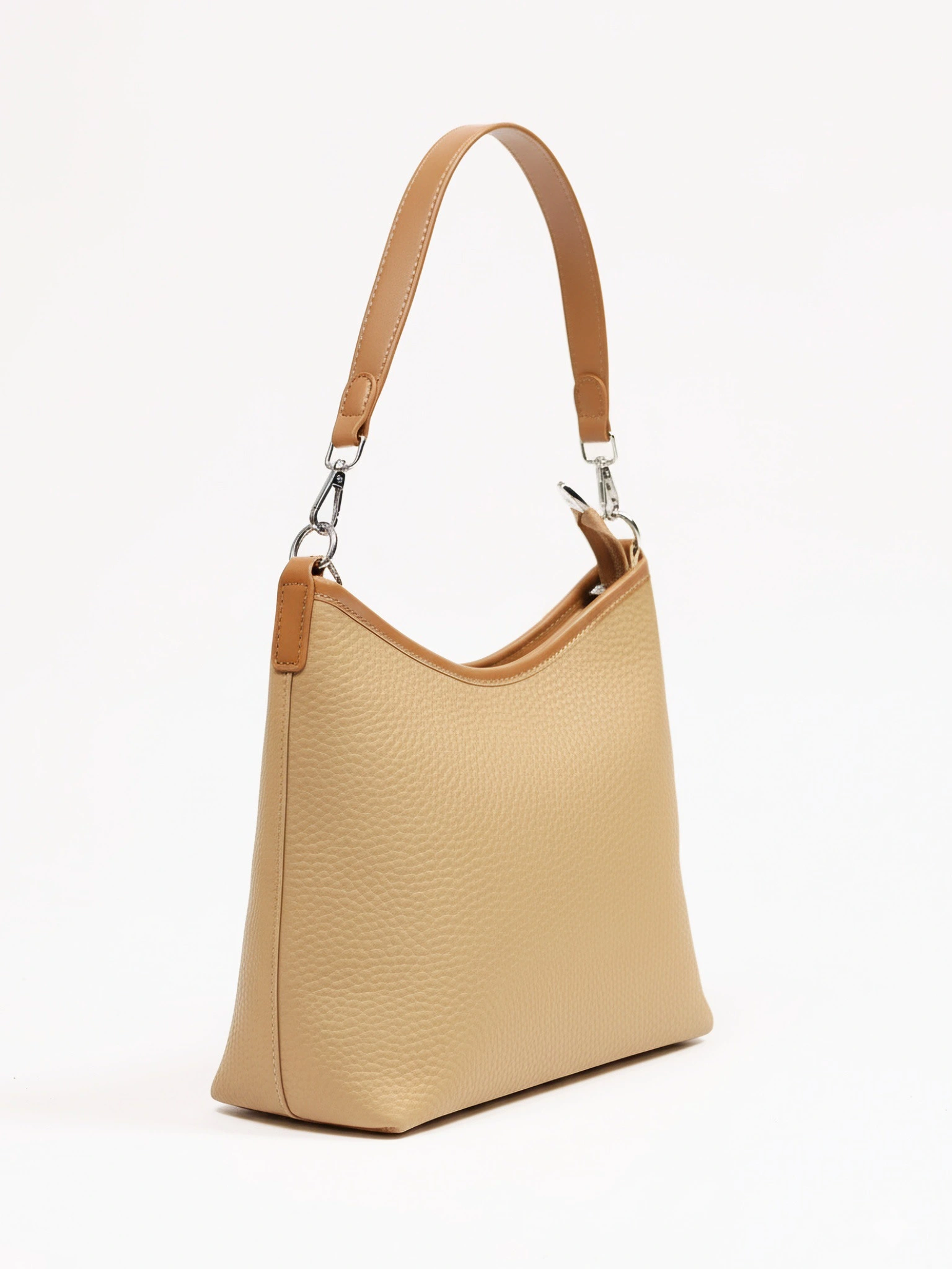 Сумка-кроссбоди  с декоративным брелком в ассортименте